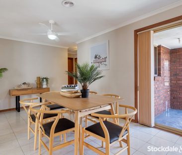 Location and Comfort! - Photo 2