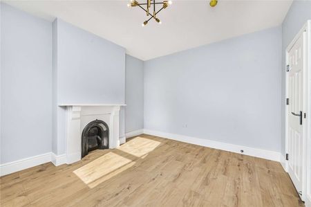 A recently refurbished five bedroom house, close to Putney High Street, Putney underground and overground station and the River Thames. - Photo 5