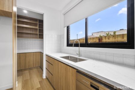 Brand new Build, 4 bedroom Home in the Heart of Altona. - Photo 4