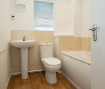 2 bedroom mid terrace to let - Photo 1