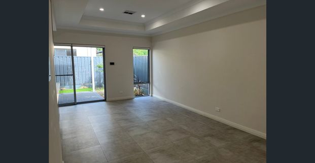 MODERN, NEAR NEW 3 BEDROOM VILLA - Photo 1