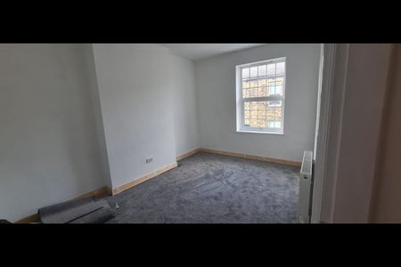 1 Bed Terraced House, Paradise Grove, LS18 - Photo 3