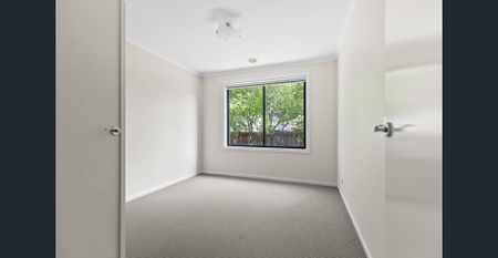 Immaculate Four-Bedroom Home in Prime Lyndhurst Location! - Photo 2