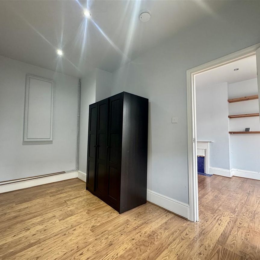 Welldon Crescent, Harrow - Photo 1