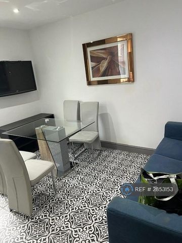 4 bedroom semi-detached house to rent - Photo 2