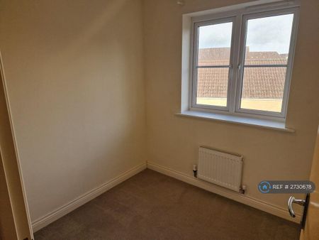 3 bedroom end of terrace house to rent - Photo 4