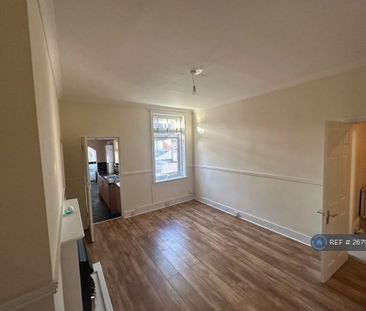 3 bedroom flat to rent - Photo 3