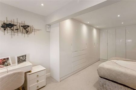 A superbly located three bedroom, two bathroom family home - Photo 2