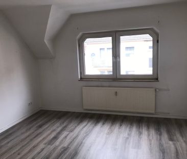 Ansprechende DG Wohnung 3 Zimmer mit Balkon - Photo 3