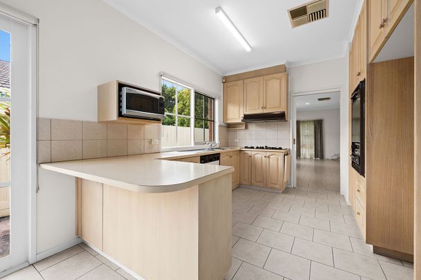 Spacious 3 Bedroom Home in Leafy Carnegie! - Photo 1