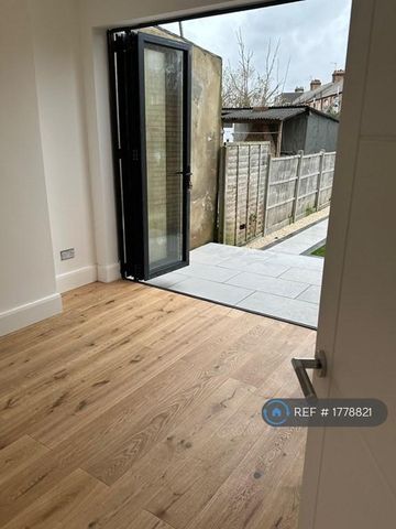 4 bedroom terraced house to rent - Photo 3