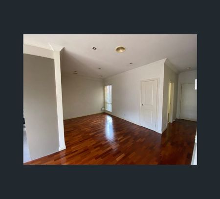 2/4 Warwick Place, Tullamarine, Vic 3043 - Photo 2