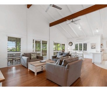 Elevated 439m² Home with Panoramic Noosa Views - Photo 2