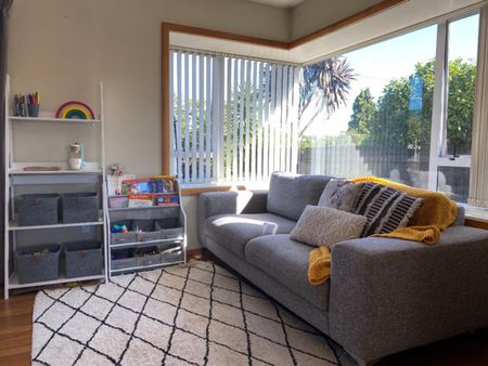 Sunny, Modern Home Just Steps from Stoke Shops - Photo 3