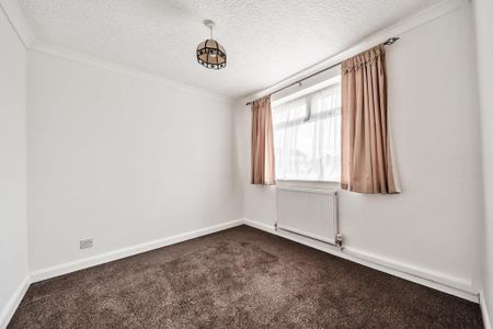 2 bedroom semi-detached bungalow to rent - Photo 3