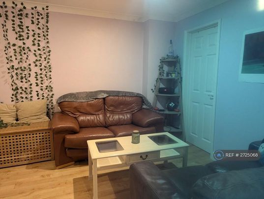 6 bedroom semi-detached house to rent - Photo 1