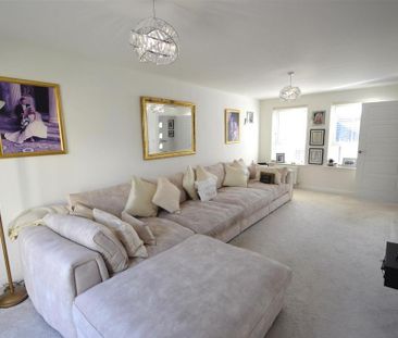 4 bedroom detached house to rent - Photo 2