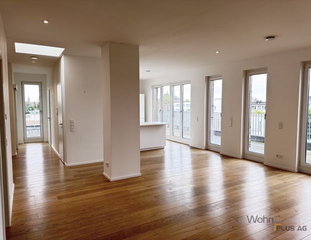 Exklusives 4-Zimmer-Penthouse mit Dachterrasse, Kamin, 2 Bädern & EBK in Düsseldorf-Flehe! - Photo 1