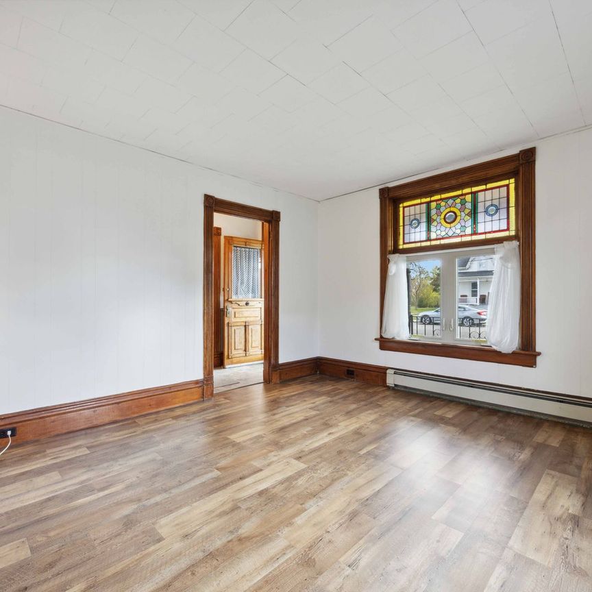 Charming 2-Bedroom Bungalow for Rent in Petrolia - Photo 1