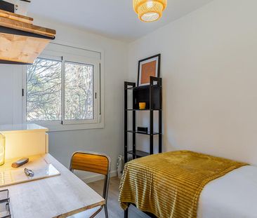 Bright 2-Bedroom Apartment with Private Balcony in Sant Martí - Photo 5