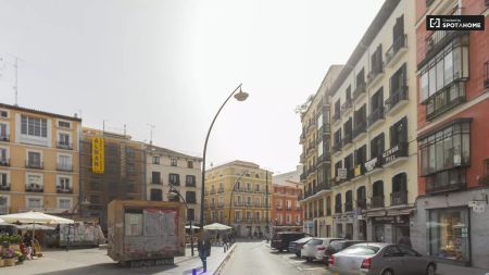 Room in a shared 6-bedroom apartment for rent in Embajadores, Madrid - Photo 3