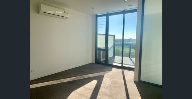 Spacious light filled apartment - Photo 1