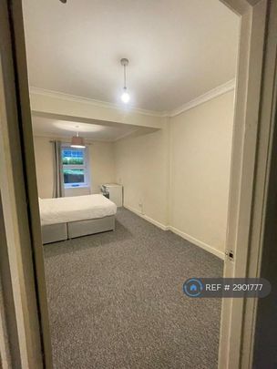 4 bedroom flat to rent - Photo 1