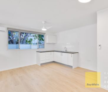 Renovated One-Bedroom Flat in Convenient Southport Location - Photo 2