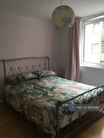 3 bedroom flat to rent - Photo 4