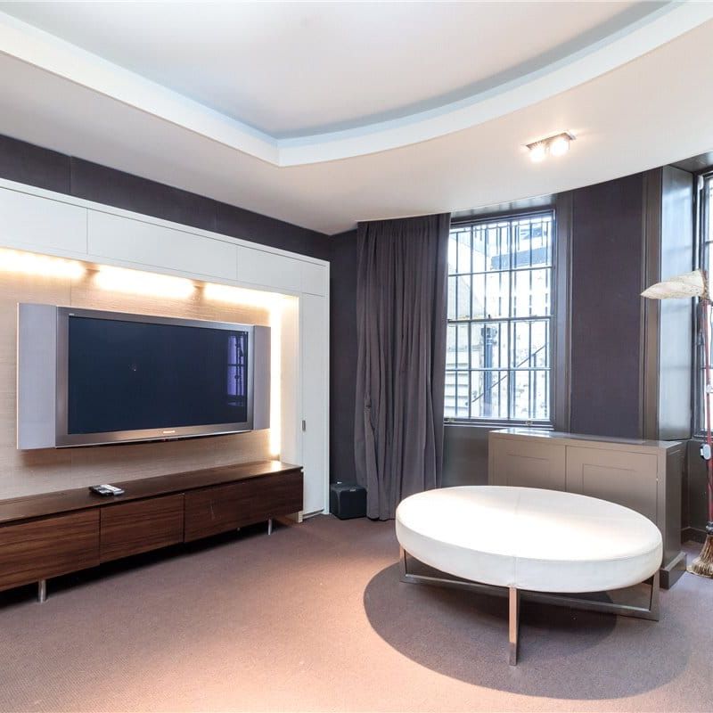 Rare opportunity to rent an entire house located on one of the most sought after squares in Marylebone. This tranquil location offers peace and quiet, while still being just minutes away from the wonderful shops and restaurants of Marylebone. - Photo 1