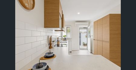 Stunning renovated villa with private courtyard. - Photo 3