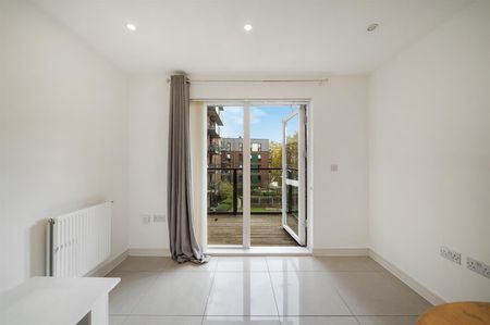 2 bedroom flat - Photo 2