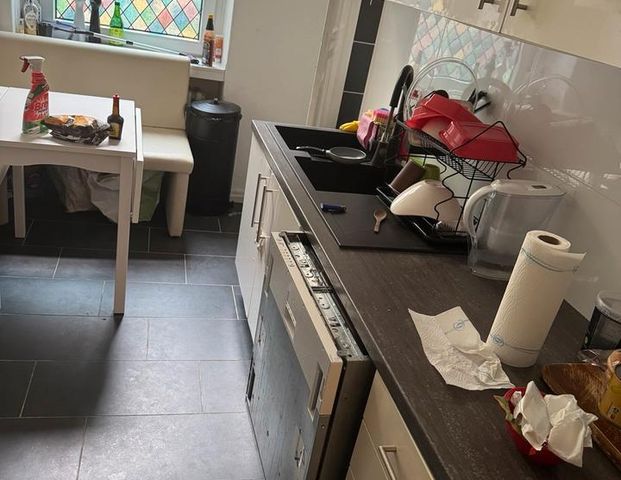 Das Wohnung ist gesamt dreieinhalb Zimmer eine ist davon frei - Photo 1