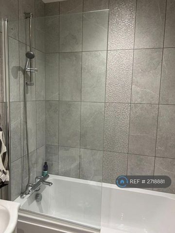 1 bedroom in a flat share to rent - Photo 4