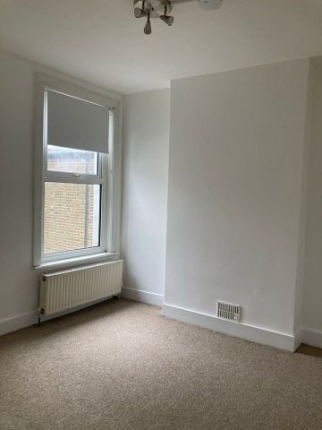 3 Bed Semi-Detached House, Highworth Road, N11 - Photo 4