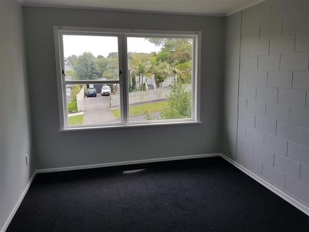 SAINT JOHNS - 2 bedroom Flat - Water Included - Redecorated - Photo 3