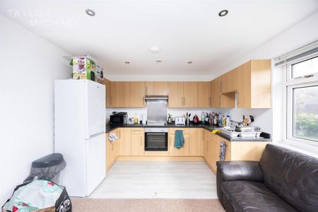 3 bedroom flat to rent - Photo 5