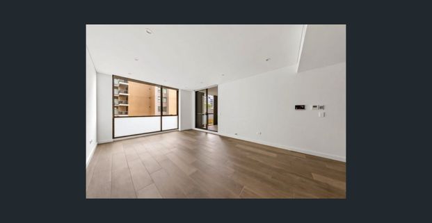 Spacious Two-Bedroom Apartment in the Heart of Mascot - Photo 1