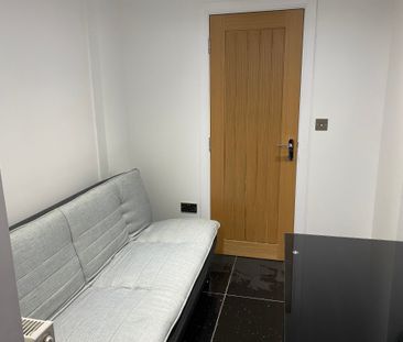 Stunning 2 Bedroom flat available all bills included – Coventry Road - Photo 4