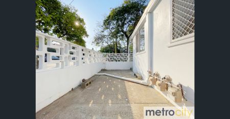 🌟 LIVE YOUR BEST LIFE IN NEW FARM! 🌟 - Photo 4