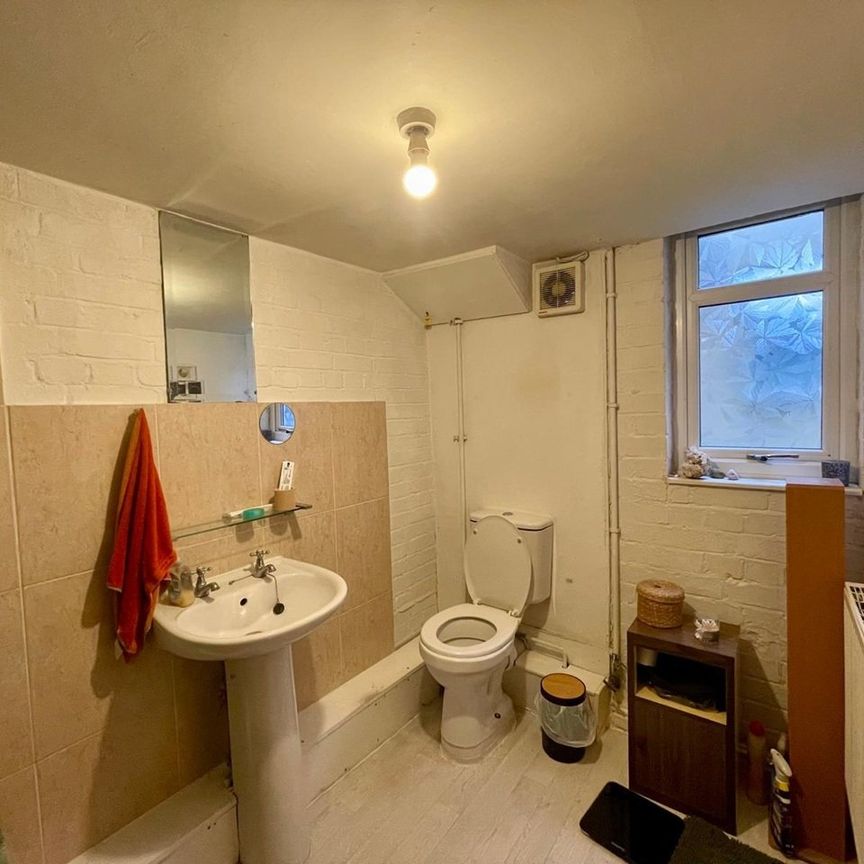 1 Bed Flat, Moon Street, BS2 - Photo 1