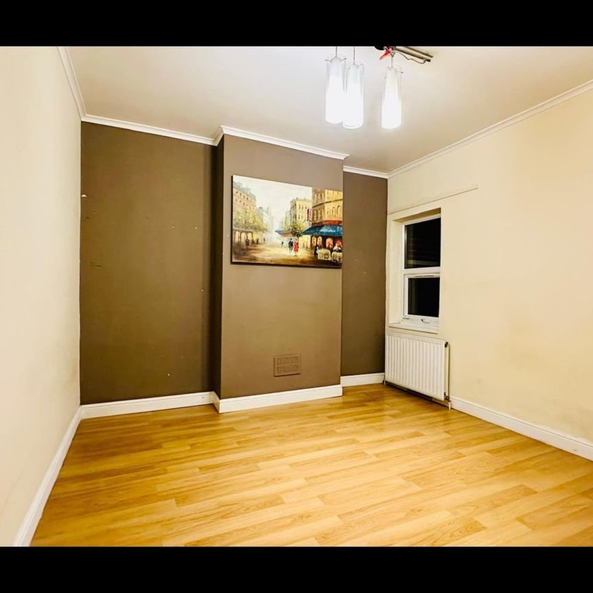 5 Bed Terraced House, Gardner Road, E13 - Photo 1