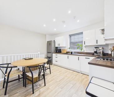 2 bedroom coach house to rent - Photo 3