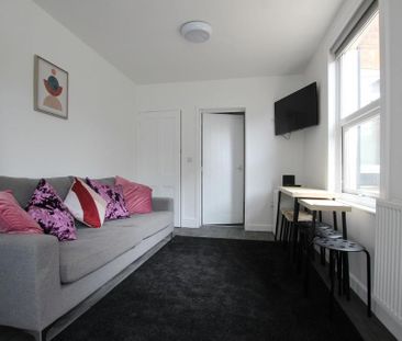 1 bedroom in a house share to rent - Photo 2