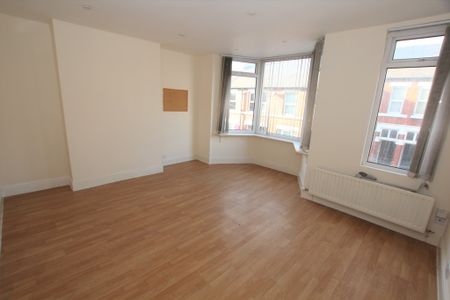 4 Bedroom Town House, Chester - Photo 4