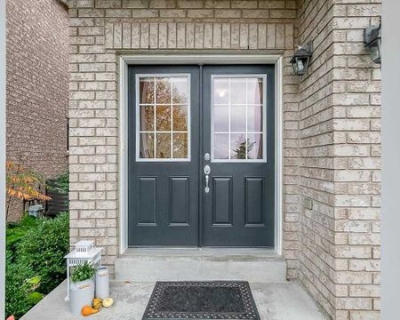 For Lease - 137 Four Seasons Crescent, Newmarket, Ontario - Photo 2