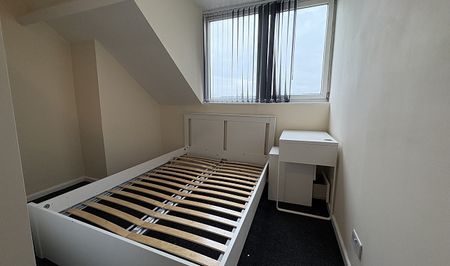 Spacious Four-Bedroom Student House with Generous Garden & Excellent Transport Links - Now Open To Groups Of 3 - Photo 2