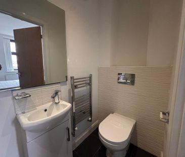 1 bedroom in a house share to rent - Photo 2