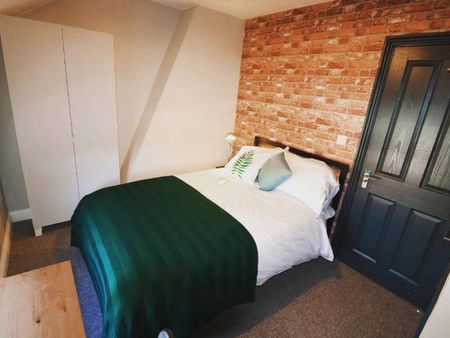 OX Living is proud to present this high-quality 9-bedroom co-living property, perfect for working professionals looking for stylish, stress-free living. Room 1 - Photo 4