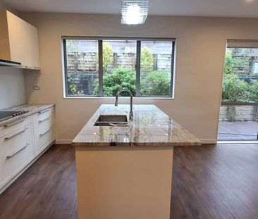 Spacious 6-Bedroom Brick & Tile Mansion – Prime Albany Location - Photo 1